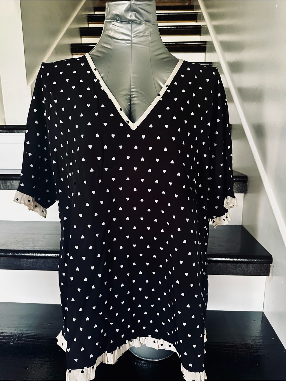 New w/o tags XL Suzanne Betro Black Heart Print V-Neck Top w/ Cream Ruffle Trim